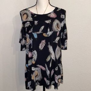 Feather slit shoulders top